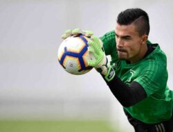 Berpeluang Sebagai Kiper Saat Melawan Lecce, Emil Menggantikan Yann