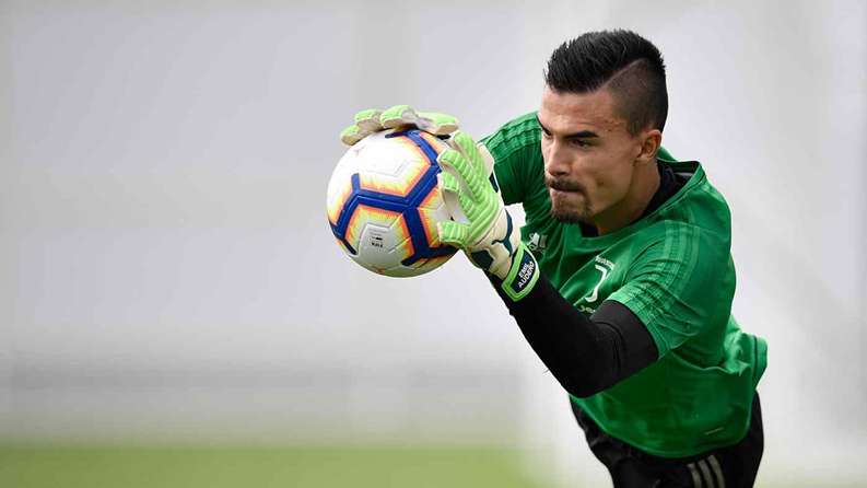 Berpeluang Sebagai Kiper Saat Melawan Lecce, Emil Menggantikan Yann