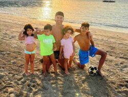 Jelang Laga Melawan Swedia, Ronaldo Malah Asyik ke Pantai