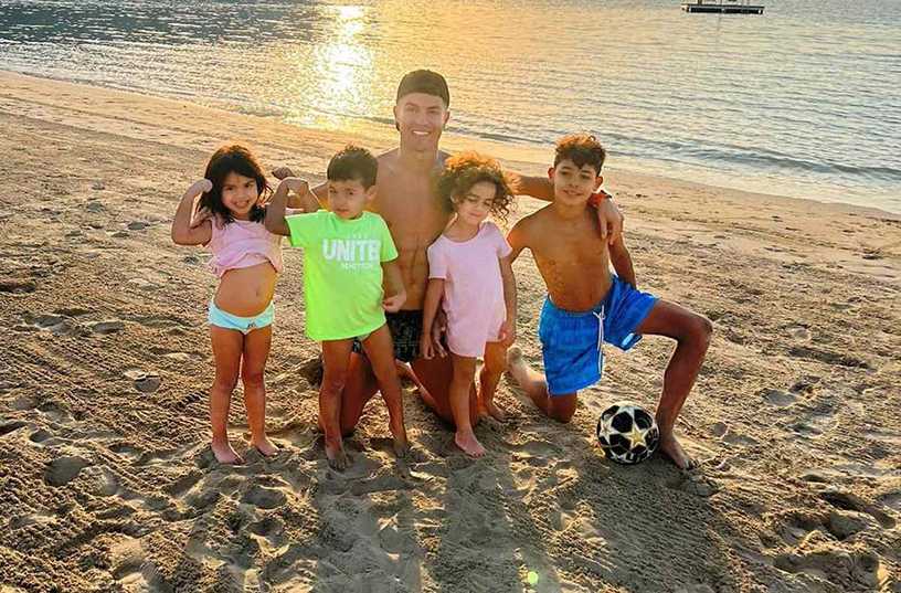 Jelang Laga Melawan Swedia, Ronaldo Malah Asyik ke Pantai