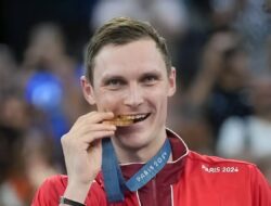 Viktor Axelsen Merekrut Peter Gade untuk Jadi Tim Pelatihnya