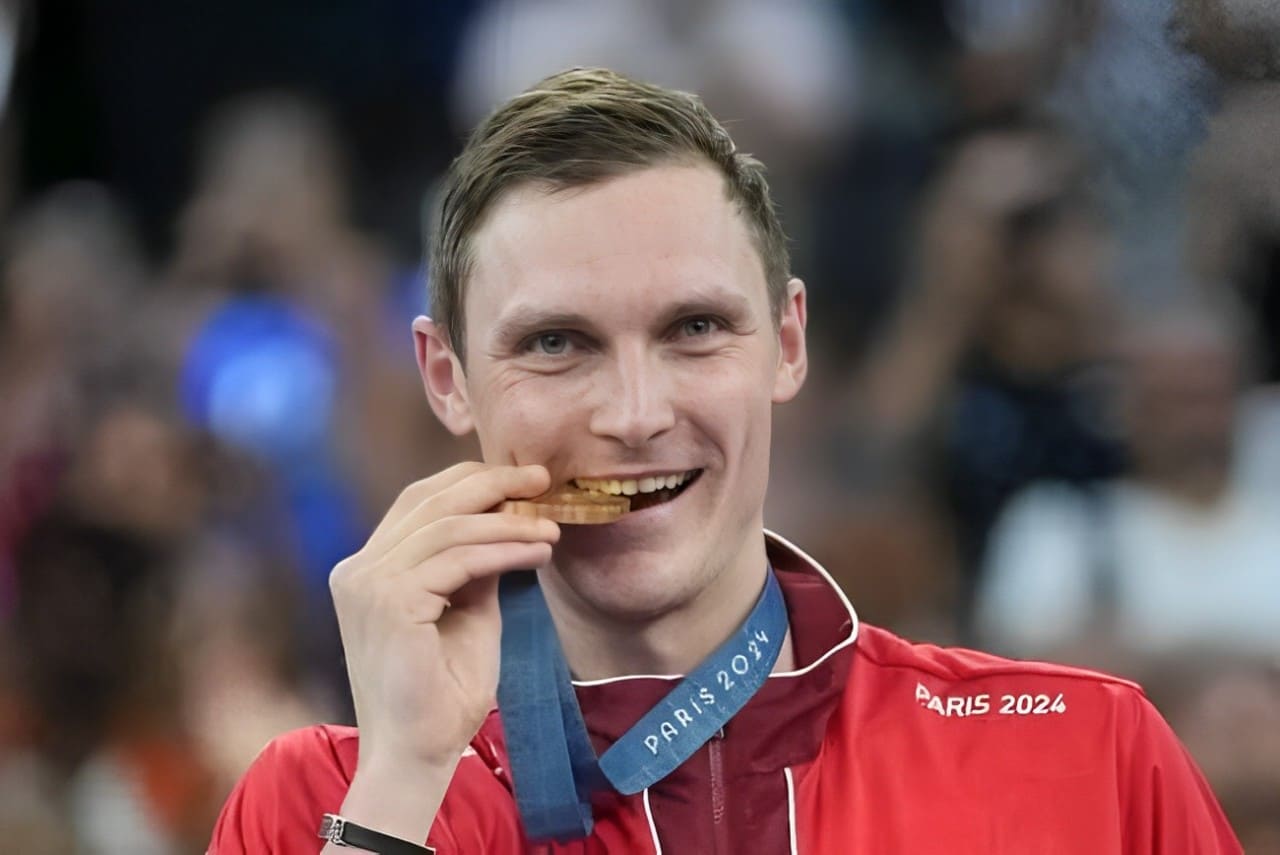 Viktor Axelsen Merekrut Peter Gade untuk Jadi Tim Pelatihnya