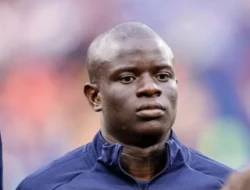 Memang Panutan! N’Golo Kante Punguti Sampah di Lapangan Saat Pemain Lain Lebih Pilih Istirahat