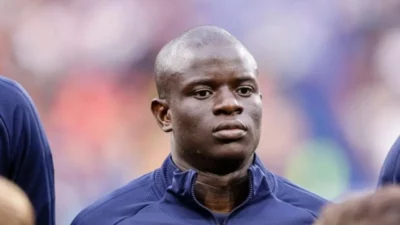 Memang Panutan! N’Golo Kante Punguti Sampah di Lapangan Saat Pemain Lain Lebih Pilih Istirahat