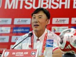 Pelatih Timnas Laos Sapa Jurnalis dengan Bahasa Indonesia di Konferensi Pers