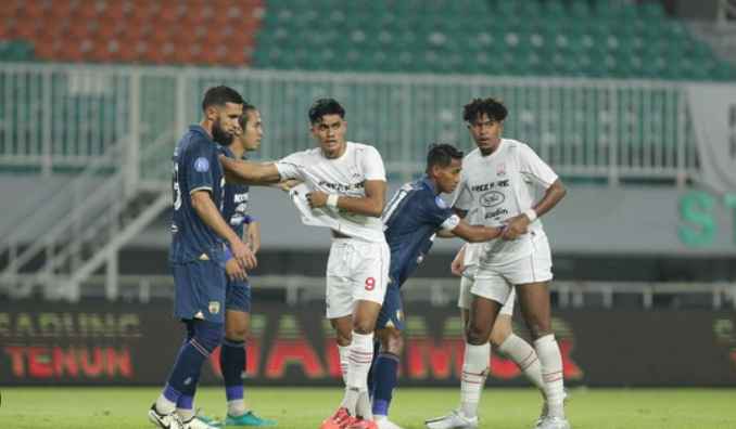 Analisis H2H, performa tim, & peluang menang di Liga 1.