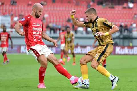 Formasi terbaru dan strategi Bali United lawan Dewa United FC.