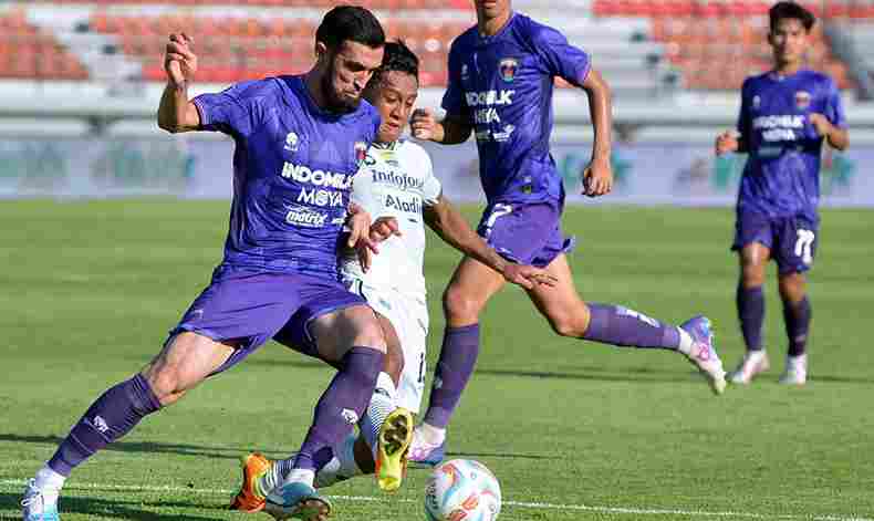 Susunan Pemain Persib vs Persita: Line Up Resmi Pertandingan Ini Prediksi Line Up Akurat Kedua Tim Jelang Kick-off Pertandingan.