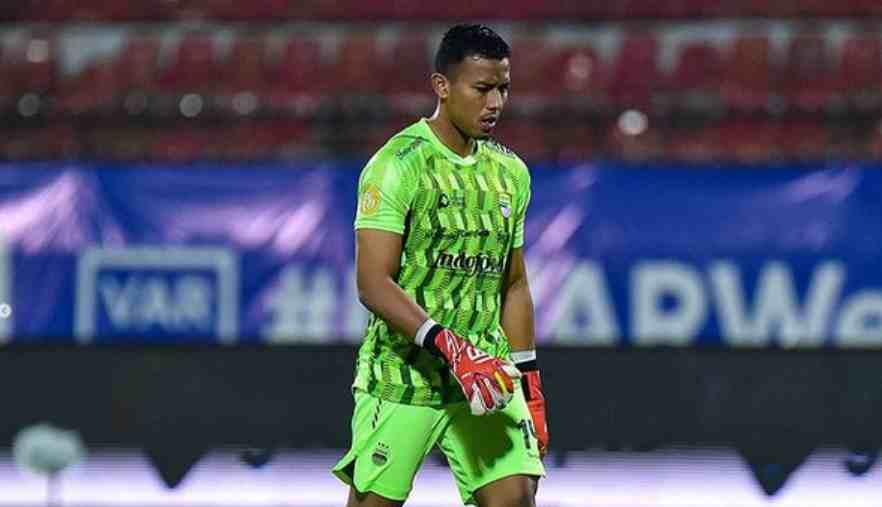 Sorotan Aksi Penyelamatan Krusial Kiper Utama di Liga 1.