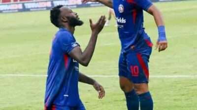 Arema Iklaskan Kepergian Charles Lokolingoy