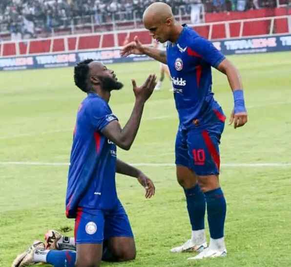 Arema Iklaskan Kepergian Charles Lokolingoy