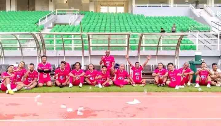 Legenda Persebaya Mabar Bareng Arema di Acara Fun Football