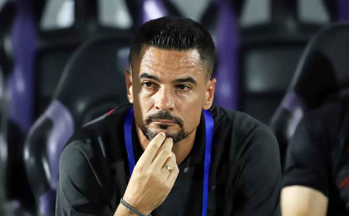 Bursa pelatih terbaru & analisis pergantian taktik.