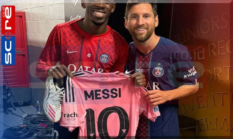 Ousmane Dembele Dembele Terima Jersey dari Messi