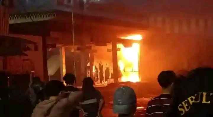 3 Laga Ditunda Karena Demo, 2 Tiket Aman Aksi Demonstrasi di Kota Makassar, Sabtu dinihari tadi (30/8/2025)