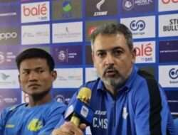 Pelatih Arema Belajar dari Persib Jelang Lawan Persis, Kelabakan Dapat Freekick