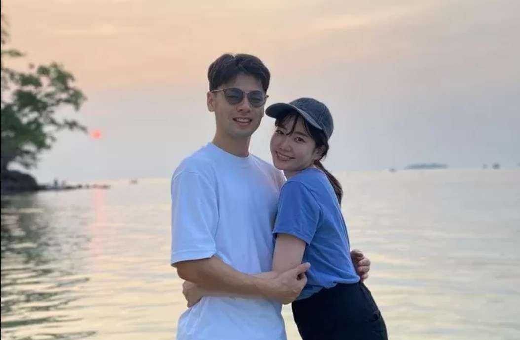 Kenali sosok pasangan hidup dan potret kebersamaannya.