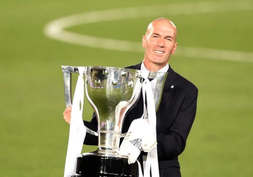 Kisah sukses Zizou sebagai maestro dan ahli strategi.