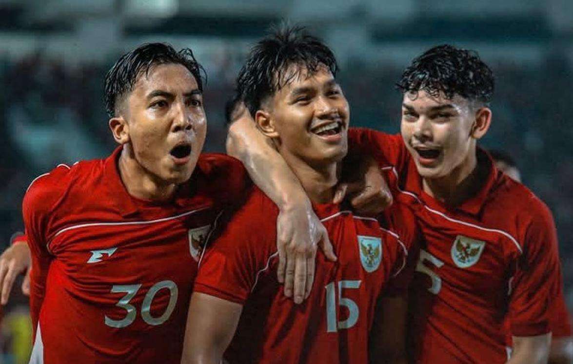 Perbandingan posisi terbaru dan selisih poin kedua negara.