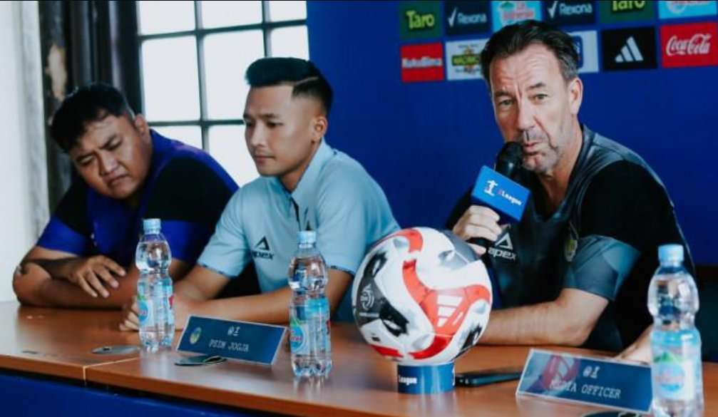 Beda! Era Van Gastel vs Mantan pelatih PSIM Dulu, Kini Taktik Baru Perbandingan gaya melatih Van Gastel dan pelatih lama.