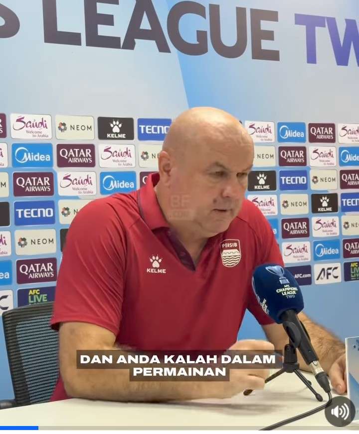 Bojan Hodak saat konferensi pers setelah kekalahan atas Lion City, Kamis tadi malam (27/11/2025)