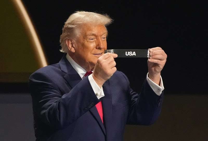 Hasil Drawing Piala Dunia 2026, Jadwal Tanding dan Peta Persaingan. Mana Paling Menarik? Donald Trump ketika mengundi tim di hasil drawing piala dunia 2026